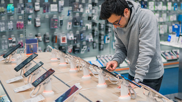 smartphone prices have been rising steadily but consumer willingness to pay has not increased along with them